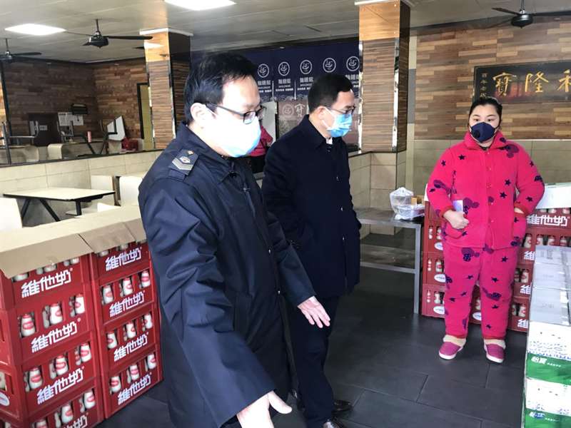 邓涛督导餐饮店和药店疫情防控工作(图2)