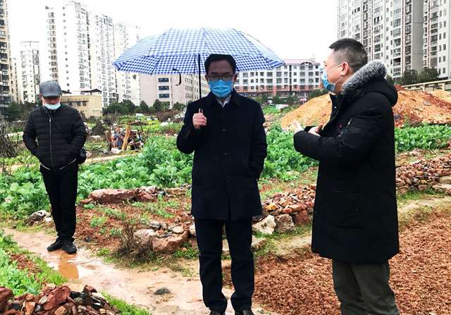 邓涛督导城区住宅小区疫情防控和环境卫生死角整治清零工作(图2)