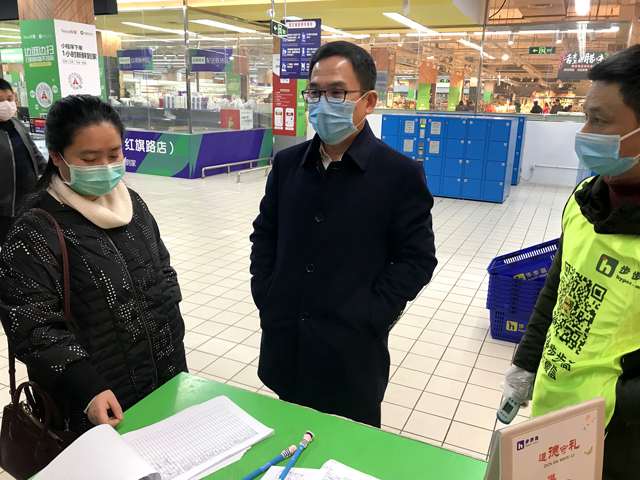 邓涛深入辖区大型商场超市督导疫情防控工作(图2)