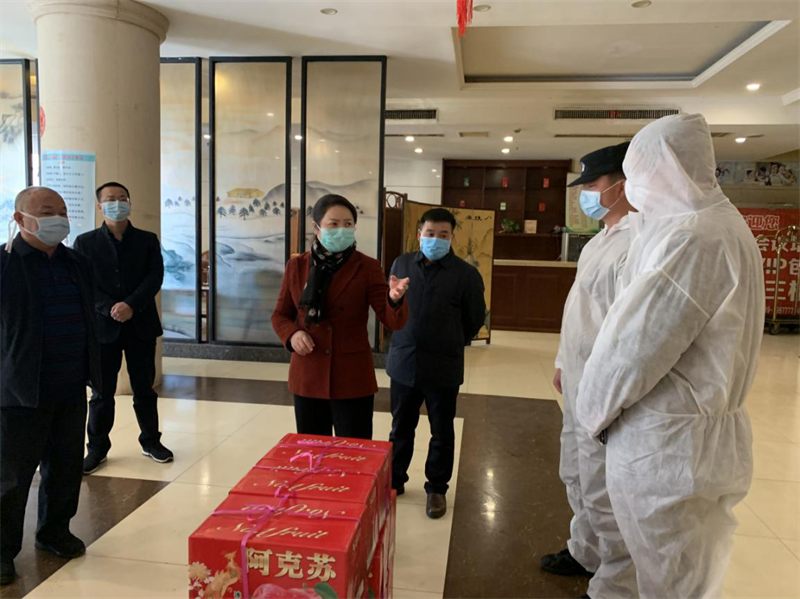 黄艳娥到隔离定点酒店看望慰问坚守防控一线的工作人员(图2)