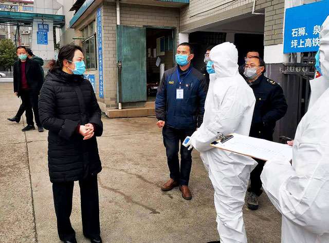 黄艳娥到居民小区、公共场所指导防疫工作(图3)