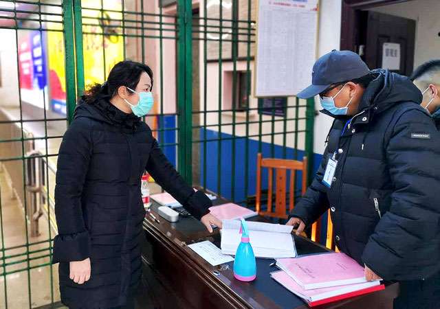 黄艳娥到居民小区、公共场所指导防疫工作(图2)