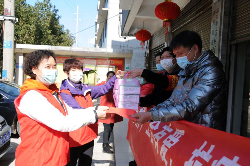 区总工会到防疫一线看望慰问基层工作人员(图4)