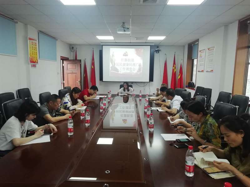 杨玉华到红旗路街道指导近期重点工作(图2)