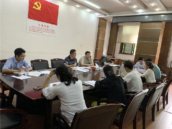 邓涛深入区行政审批服务局召开现场办公会(图1)