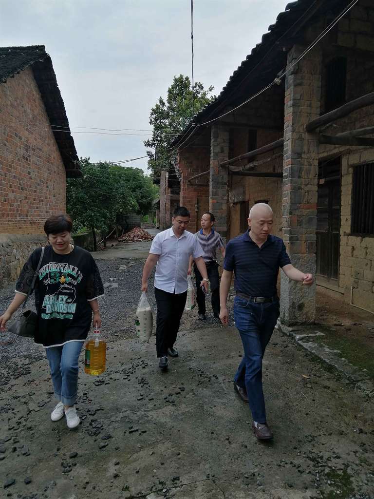 陆先宏带队走访慰问深度贫困户(图2)