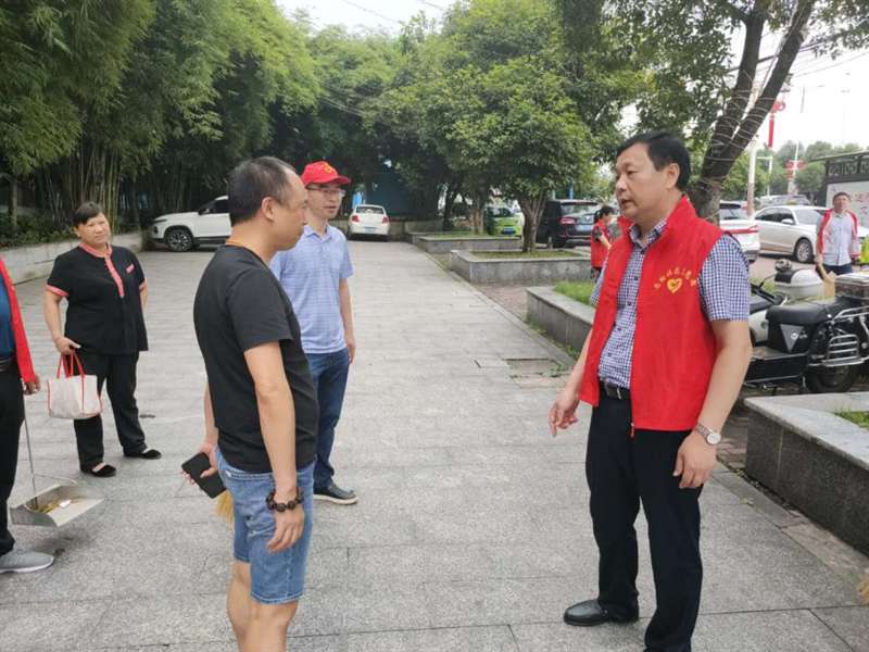 陈小飞进社区开展环境卫生大扫除活动(图3)