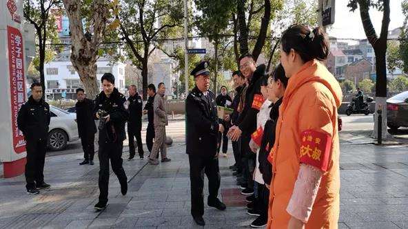 肖建华到翠园街道慰问“宝庆大叔”(图2)