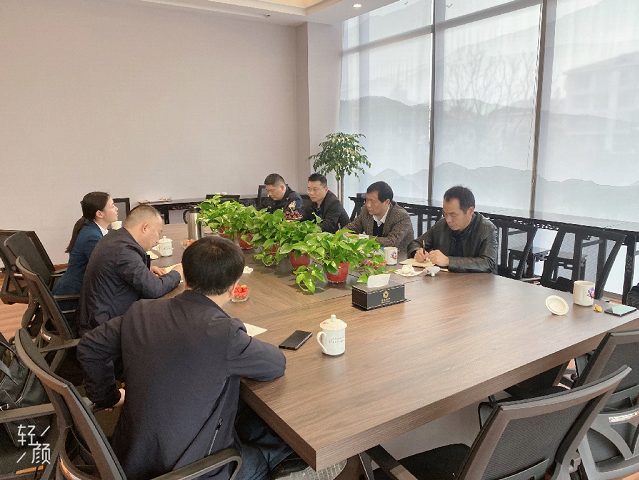 陈小飞深入到民营企业现场办公(图1)