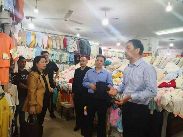 大祥区人大开展志愿服务 巩固国家卫生城市成果(图1)