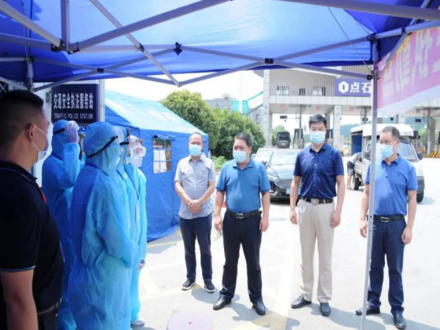 王俊、曾峤林慰问一线防疫工作人员(图1)