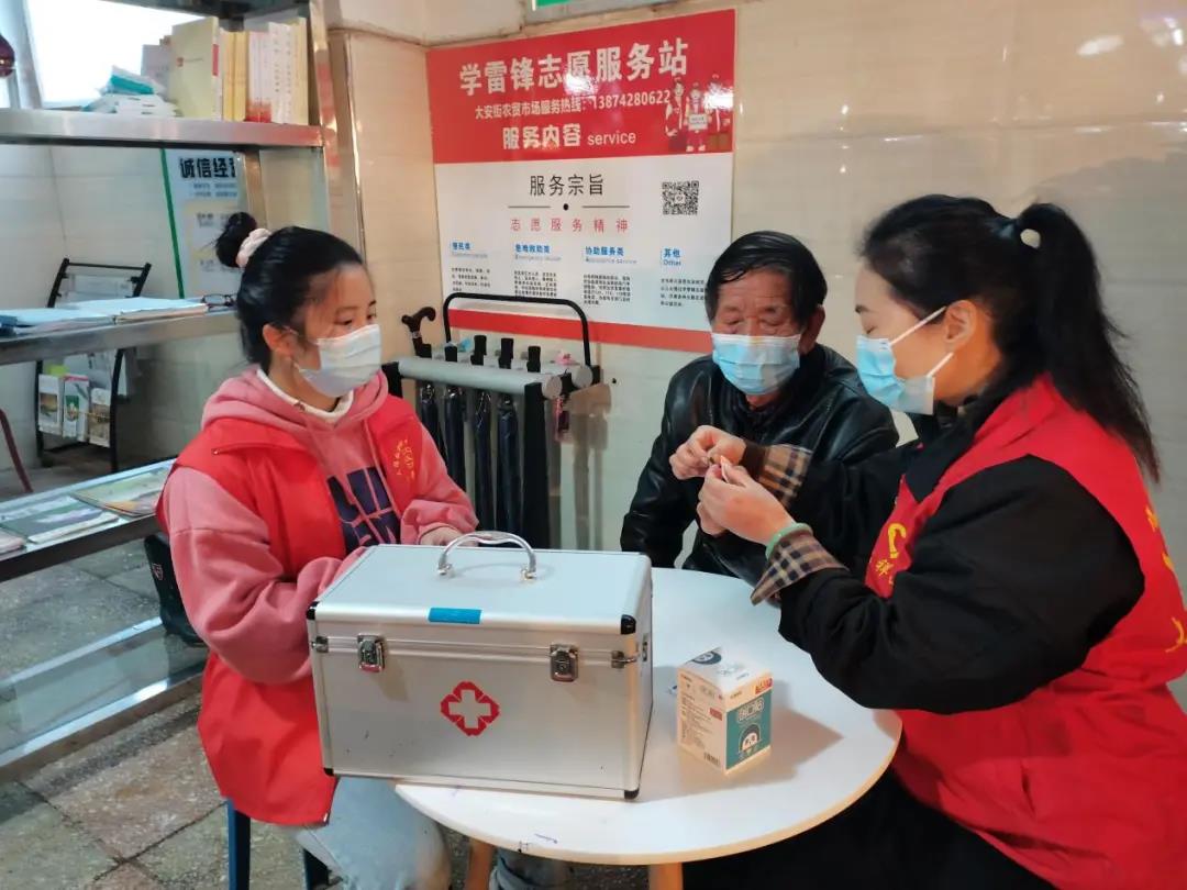 大祥区：文明城市树新风 农贸市场“志愿红”(图1)