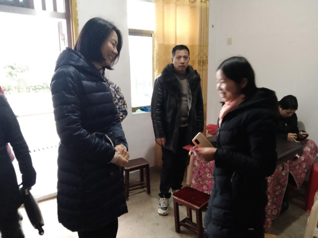 区人大常委会开展走访慰问困难群众活动(图2)
