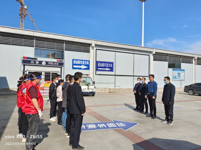 从严从实从细全力守牢外防输入关口——王俊、曾峤林看望慰问交通卡口健康服务站一线工作人员(图2)