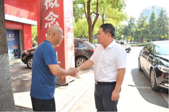 王俊走访慰问一线教师(图3)