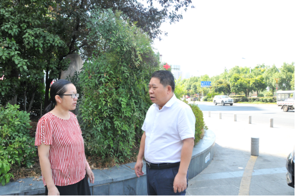 王俊走访慰问一线教师(图2)
