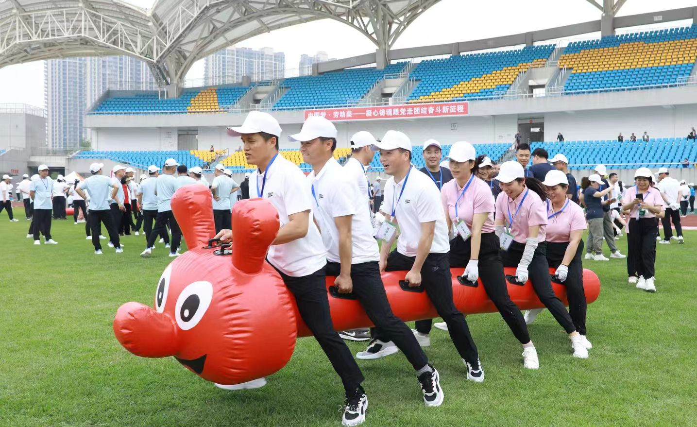 一起“趣”动，奏响团结“奋进曲”——大祥区举行“中华民族一家亲 同心共筑中国梦”2023年干部职工趣味运动会(图4)
