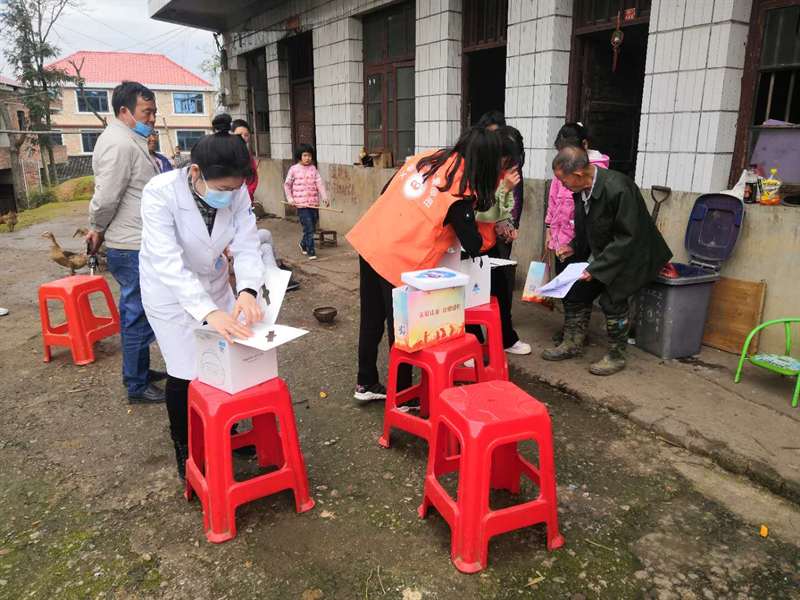 市民政局和中心医院志愿者看望檀江街道困境儿童(图2)