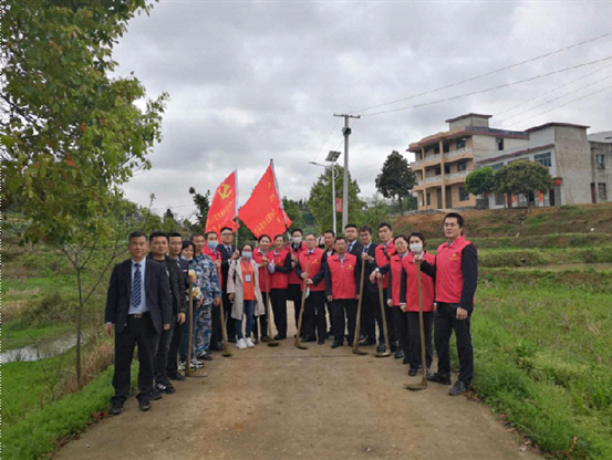 邵阳农商银行雨溪支行赴雨溪街道小田村开展“党建联盟·松苗下乡”活动(图1)