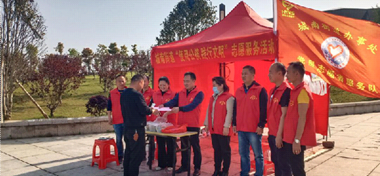 城南街道开展“公筷使用，践行文明"活动(图1)