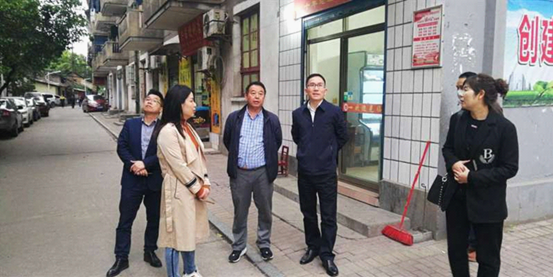 邓涛到红旗路街道调研老旧小区改造工作(图1)