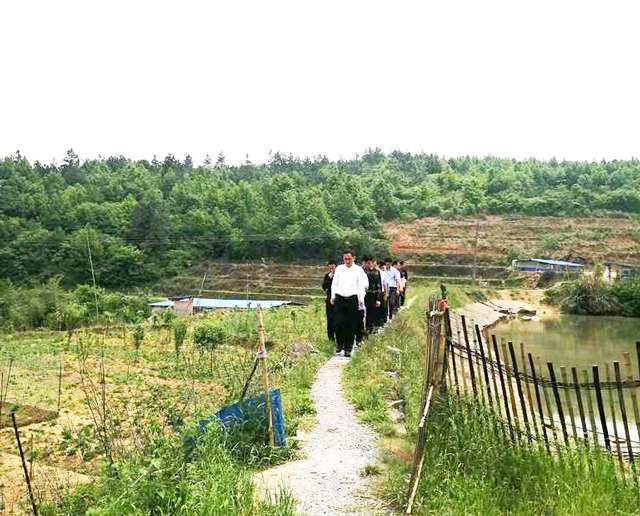 邓涛深入脱贫攻坚挂牌督战村罗市镇希夷村调研督导脱贫攻坚工作(图2)