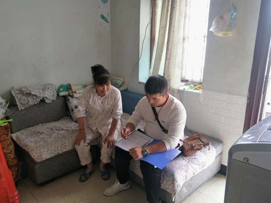 中心街道：积极开展低保入户核查工作(图1)