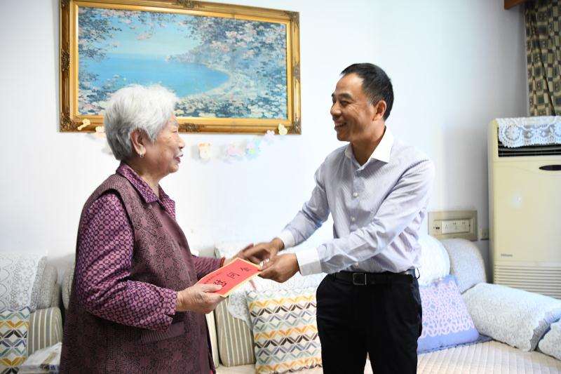 省退役军人事务厅领导走访慰问辖区烈士遗属(图3)