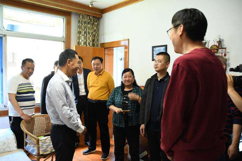 省退役军人事务厅领导走访慰问辖区烈士遗属(图2)