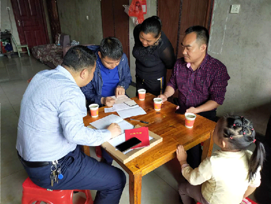城南街道党政主要领导到清风村走访贫困户(图1)