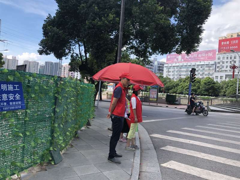 中心街道：社区网格员助力创文工作(图4)