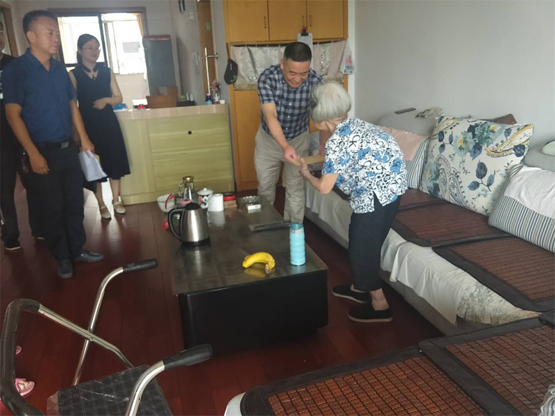 “七·一”慰问老党员不忘初心送温暖 -区委常委、纪委书记、监委主任王炉军走访慰问老党员和困难党员(图2)