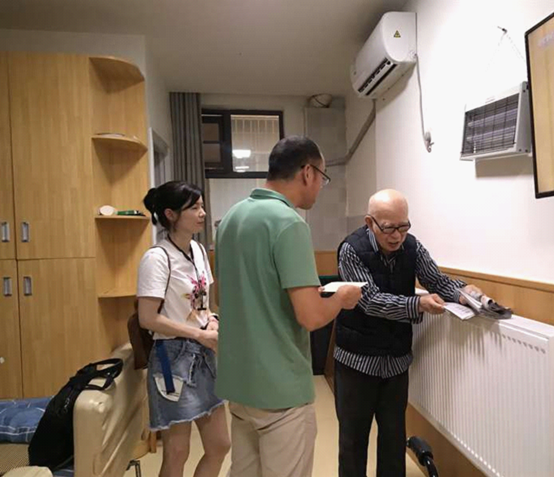 红旗路街道：“七一”慰问送温暖 困难党员感党恩(图2)