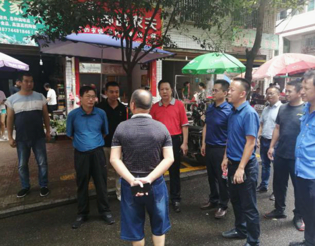 奔着问题查原因 明确责任解难题——市政府副市长李华和到火车南站街道检查指导迎创国卫复审工作(图3)