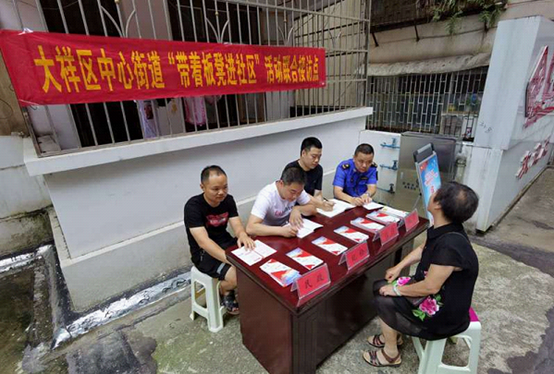 中心街道：认真开展“带着板凳进社区”接访活动(图1)