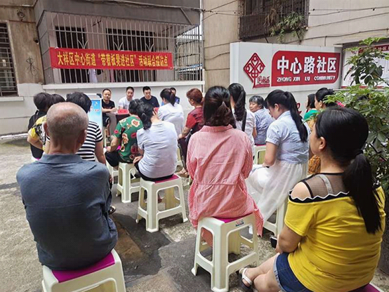 中心街道：认真开展“带着板凳进社区”接访活动(图2)