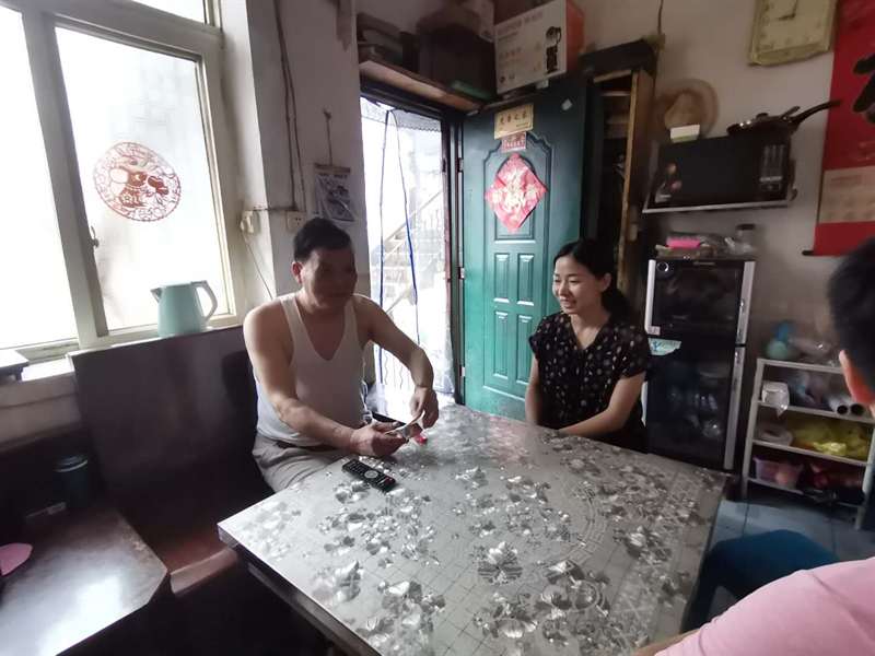 曾艳梅到中心街道慰问困难党员(图2)