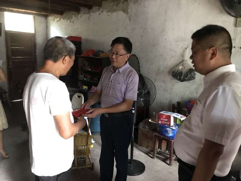 刘曙光到百春园街道看望慰问老党员、困难党员(图2)