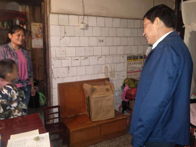 李志雄到中心街道走访慰问困难居民(图2)