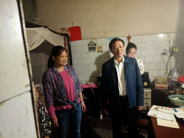 李志雄到中心街道走访慰问困难居民(图3)