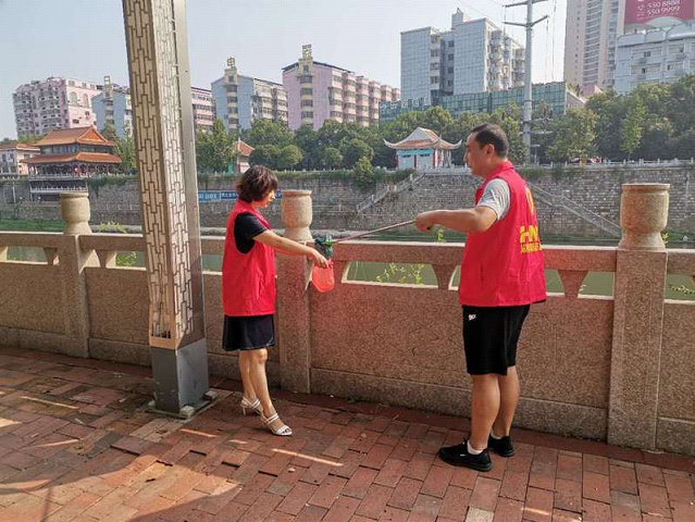 中心街道开展河道垃圾清理志愿服务活动(图2)