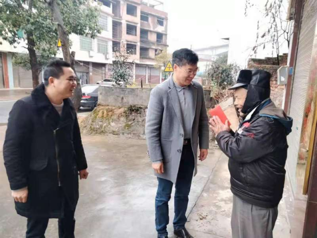 曾峤林在雨溪街道开展“帮扶救助送温暖”活动(图1)