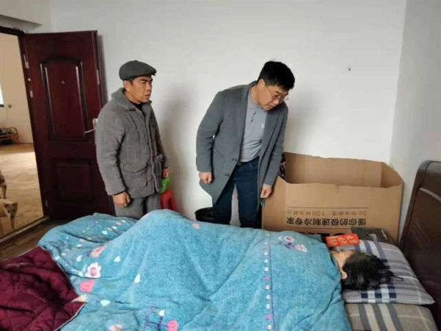 曾峤林在雨溪街道开展“帮扶救助送温暖”活动(图2)