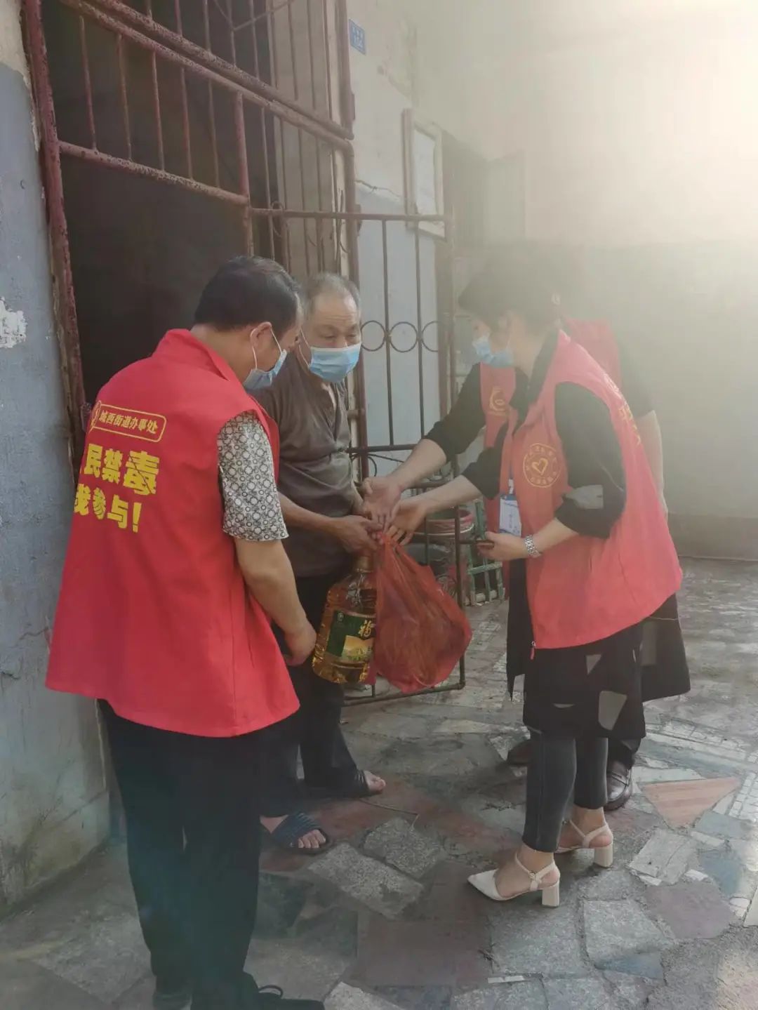 城西街道：疫情期间显真情 慰问群众暖人心(图1)