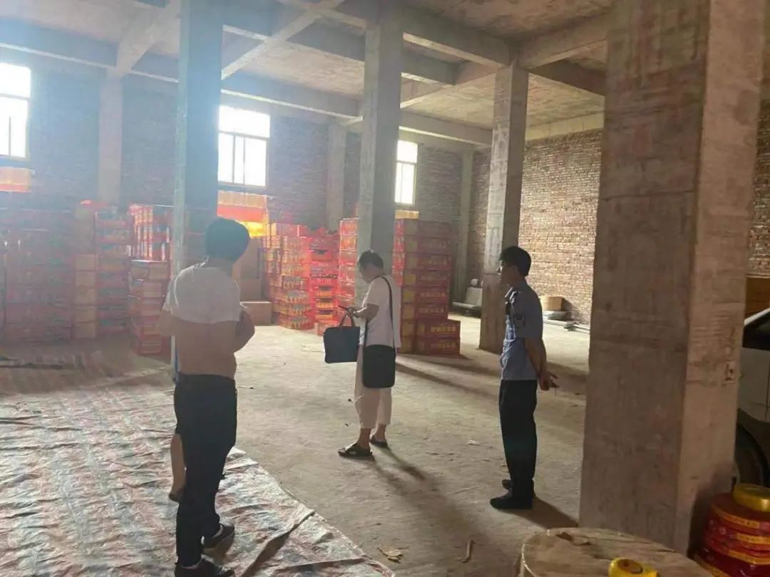 零容忍大祥区檀江街道查处一起非法储存经营烟花爆竹案(图1)