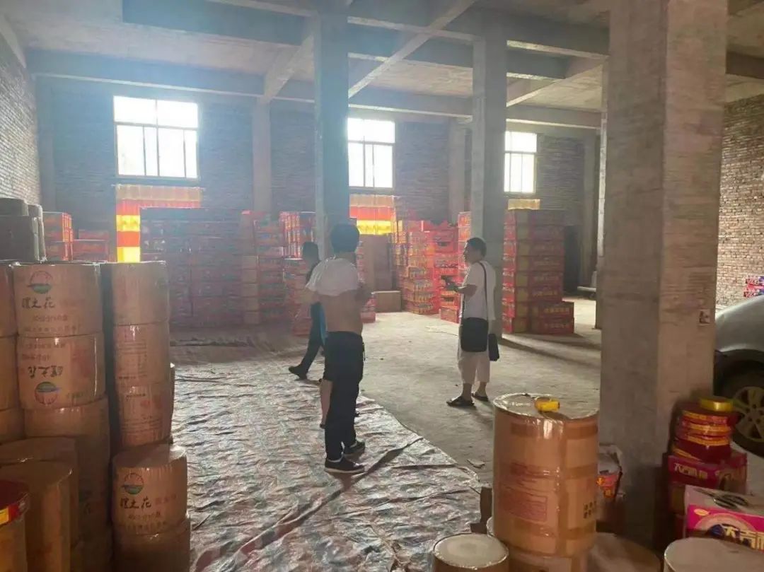 零容忍大祥区檀江街道查处一起非法储存经营烟花爆竹案(图2)