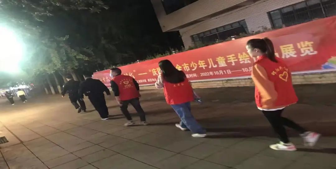 红旗路街道开展红马甲平安巡逻(图2)