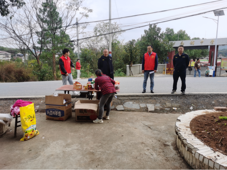 邵阳市大祥区罗市镇：整治非法营运摊贩 优化营商环境(图1)