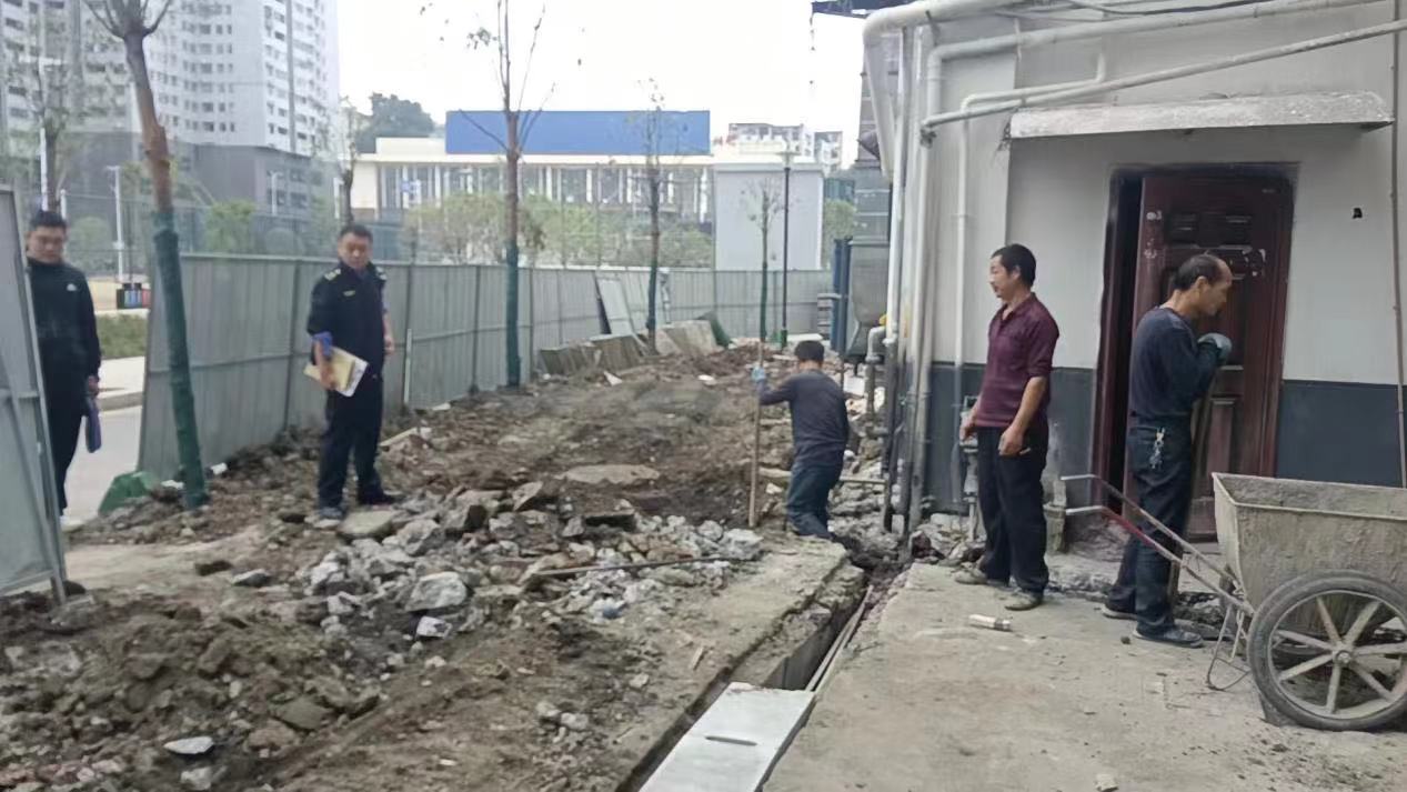 红旗路街道：开展工地扬尘亮剑执法行动，持续优化营商环境(图1)
