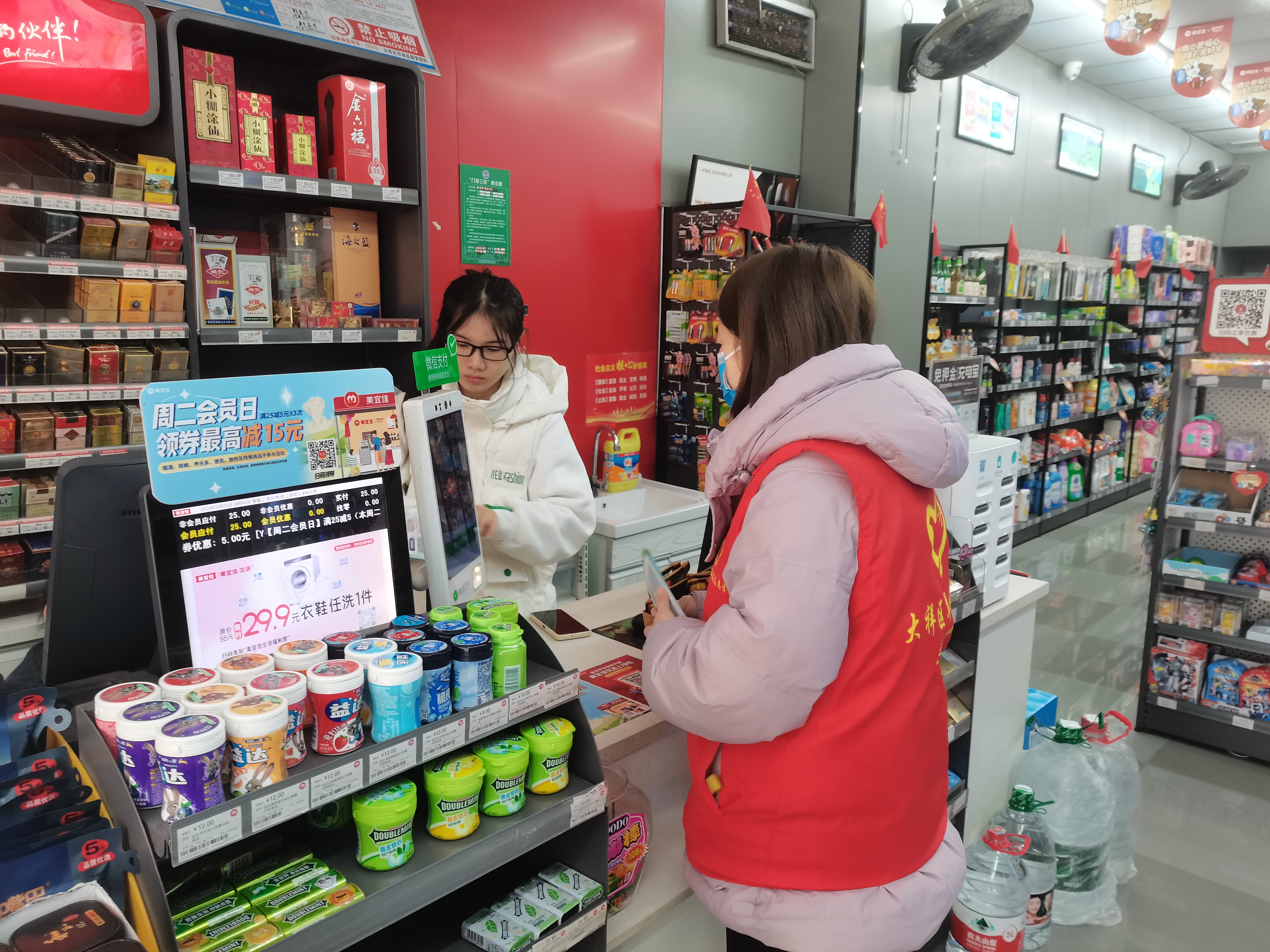 翠园街道李子园社区开展优化营商环境宣传活动(图2)